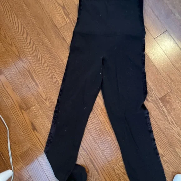 Limited edition Lululemon leggings - Picture 2 of 3